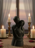 Vela Escultórica "Abrazo Eterno" –  Cera de Soja y Aromas Naturales. .Nuestra vela "Abrazo Eterno" no es solo un objeto decorativo; es una experiencia sensorial diseñada para celebrar la unión, la paz y la calidez del amor.