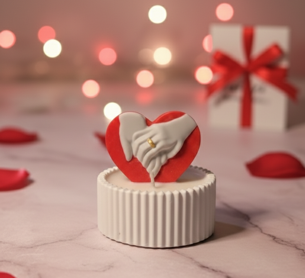 Vela Artesanal "Corazón y Compromiso" en Caramelera de Diseño Ilumina tus momentos más especiales con una pieza que es puro sentimiento. Esta no es solo una vela,  diseñada para quienes buscan un detalle exclusivo, elegante y cargado de significado.