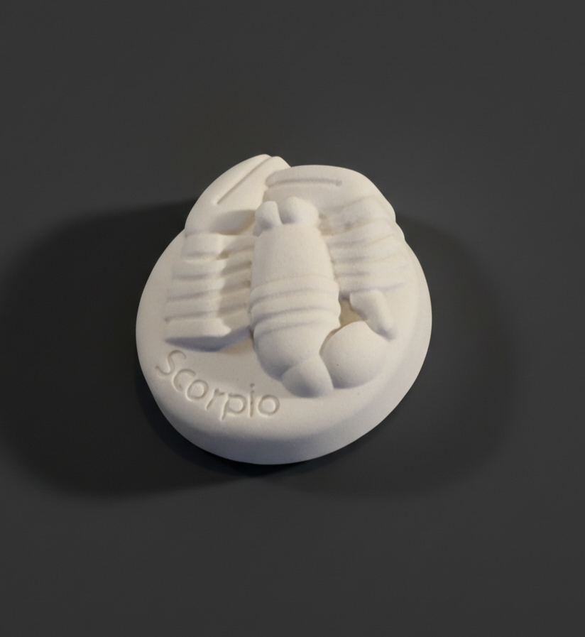 Artesanía Exclusiva en Yeso Cerámico Nuestros recipientes están fabricados a mano con yeso cerámico de alta calidad, una textura suave al tacto y una durabilidad superior, convirtiéndose en una pieza de arte incluso antes de encenderla.