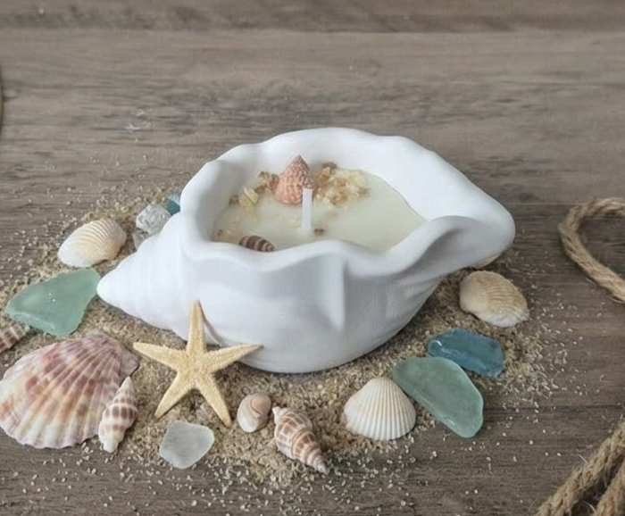 Vela Artesanal en Caracola – Esencia del Mar en tu Hogar Déjate llevar por la calma del océano con esta exclusiva vela artesanal en forma de caracola, elaborada con yeso cerámico de alta calidad y rellena con cera de soja natural.