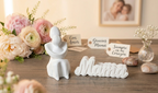 CONJUNTO FIGURA Y PALABRA MAMA. El vínculo más puro, plasmado en una pieza de arte. Nuestra escultura artesanal captura la esencia del amor incondicional. Elaborada meticulosamente en yeso cerámico de alta calidad.