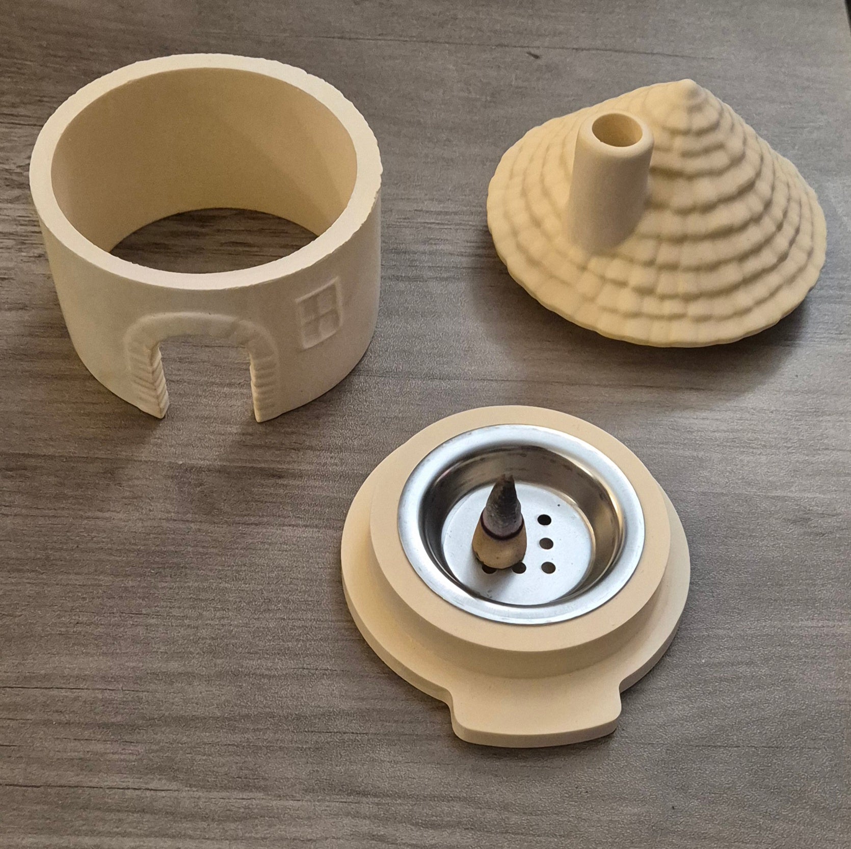 Convierte cualquier rincón de tu hogar en un refugio de calma con esta encantadora casita para quemar incienso y velas de té aromáticas.