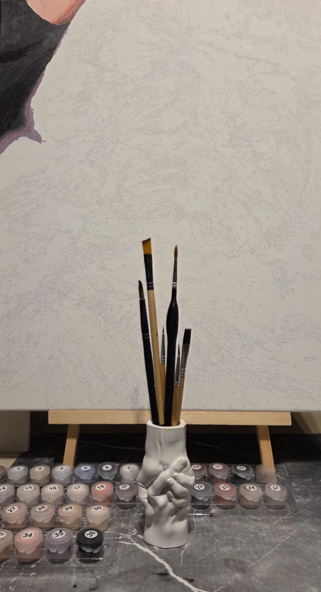 Portapinceles Artístico – Inspiración en Cada Trazo Organiza tus herramientas con estilo gracias a este exclusivo portapinceles artesanal, elaborado en yeso cerámico de alta calidad y diseñado para aportar personalidad a tu espacio creativo.