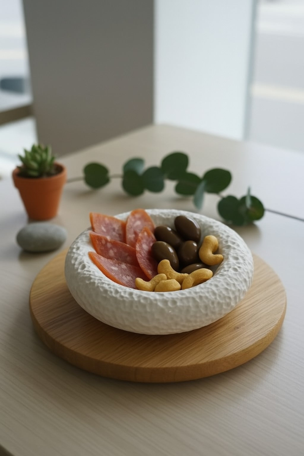 Plato artesanal de cerámica. Este cuenco de cerámica texturizada, hecho a mano, combina diseño minimalista con funcionalidad.